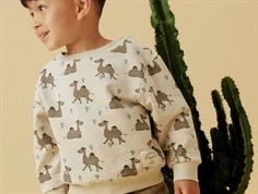 Dreng klædt i beige sweatshirt med dromedarprint fra Name It 13243307 peyote